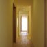廊下<br />
日常生活で「触れる」部分、例えば扉にはイタヤカエデ、床板には白樺の無垢材を使用。壁の漆喰塗と間接照明が居住空間を柔らかい光で包みこむ。<br />
