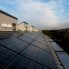 屋根に設置した9kwの太陽光パネル<br />
学生入居者に環境意識を高めてもらう試みとして、ソーラーパネルと発電量モニターを設置。