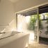 バスルーム<br />
・緑に囲まれ、陽光が射し込むバスルームは、大型窓を開け放って露天風呂に。　湯冷ましにテラスで寛ぐことも。　