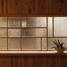 パッチワークウィンドウ<br />
・今では製造されていない、昭和の香り漂う既存古民家のガラスを組み合わせ、モダンにアレンジ。
